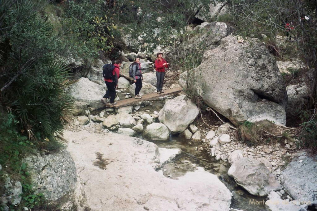 Pablo, Elena y Maria Bernad cruzando el Barranc del Salt con agua